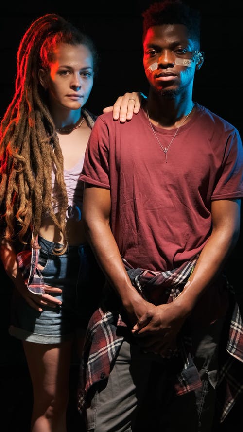 有关垂直视频, 看着相机, 站立的免费素材视频