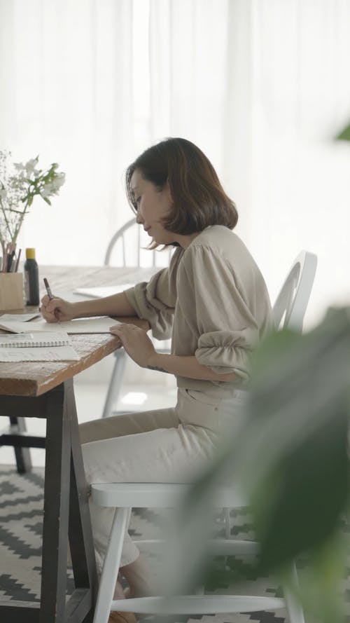 有关侧面图, 坐, 垂直视频的免费素材视频