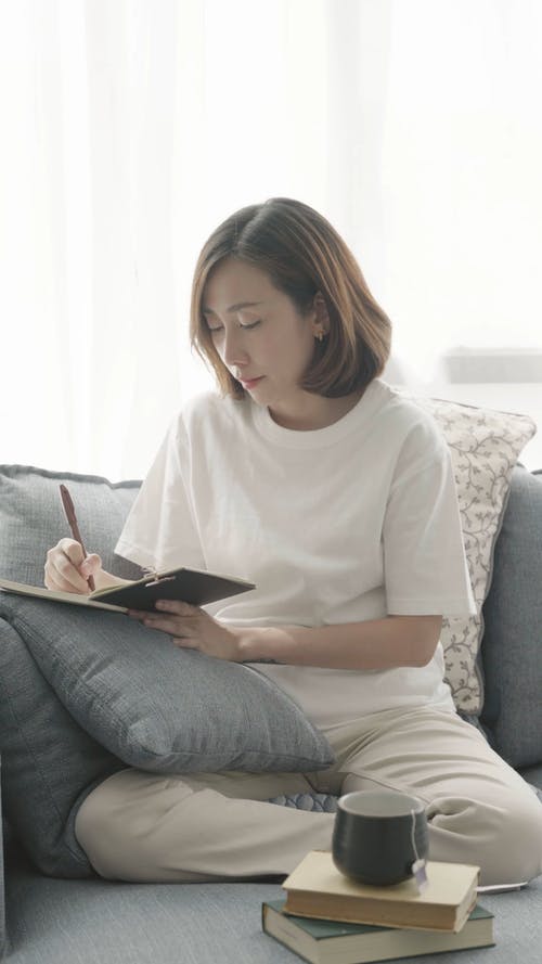 有关Throw Pillows, 一杯茶, 图书的免费素材视频