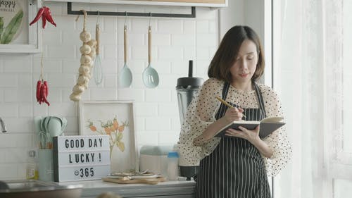 有关女人, 室内, 写作的免费素材视频