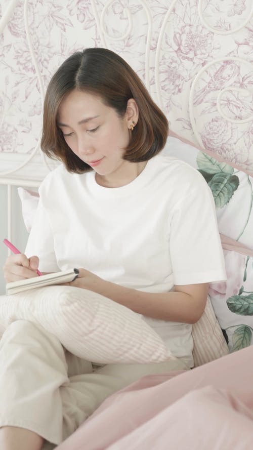 有关Throw Pillows, 坐, 垂直视频的免费素材视频