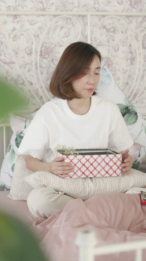 有关人, 坐, 垂直视频的免费素材视频