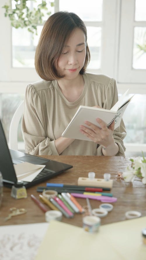 有关3C用品, 坐, 垂直视频的免费素材视频