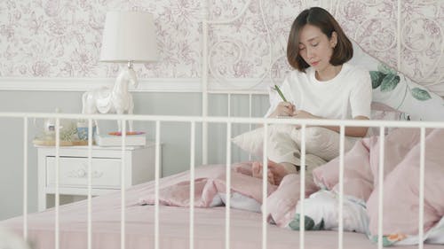 有关坐, 女人, 写作的免费素材视频