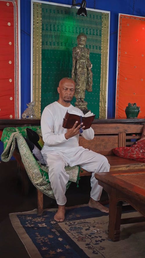 有关地毯, 坐, 垂直视频的免费素材视频