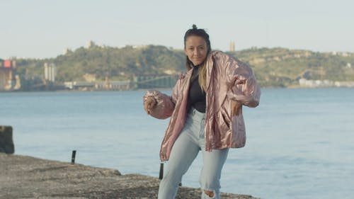 海边跳舞的女人 · 免费素材视频