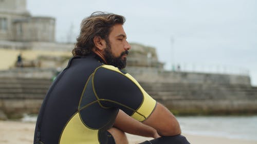 有关人, 坐, 抚摸头发的免费素材视频