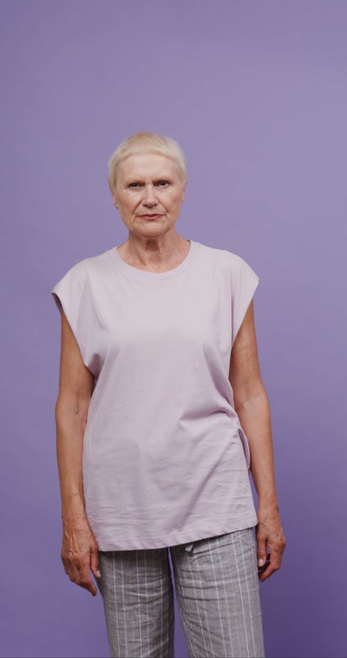 有关严肃, 垂直视频, 大笑的免费素材视频