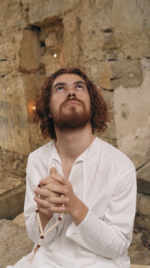 有关人, 双手紧握, 向上看的免费素材视频