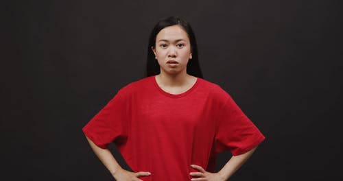 有关严肃, 大笑, 女人的免费素材视频