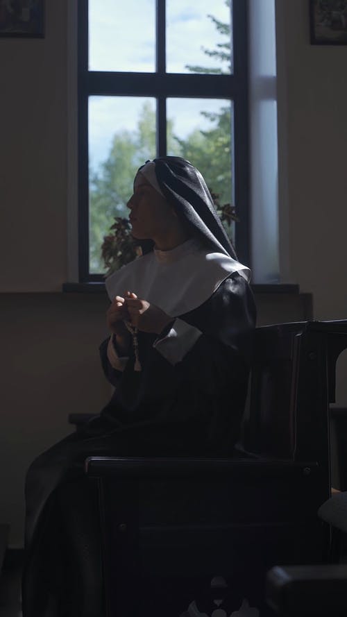 有关修女服, 制服, 坐的免费素材视频