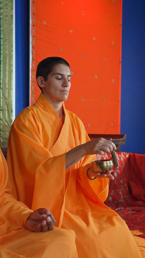 有关垂直视频, 女人, 握住的免费素材视频