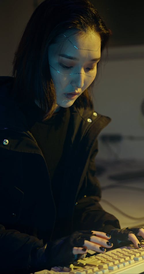 有关互联网, 垂直视频, 女人的免费素材视频