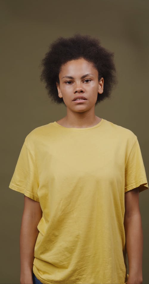 有关伤心, 叫喊, 垂直视频的免费素材视频