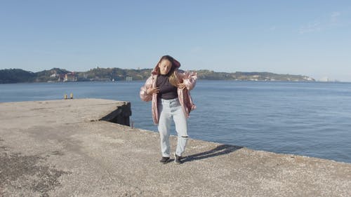 有关在海边, 女人, 户外的免费素材视频