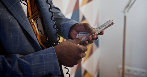 有关人, 在电话上交谈, 室内的免费素材视频