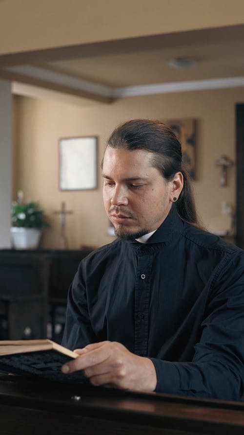 有关人, 信仰, 坐的免费素材视频