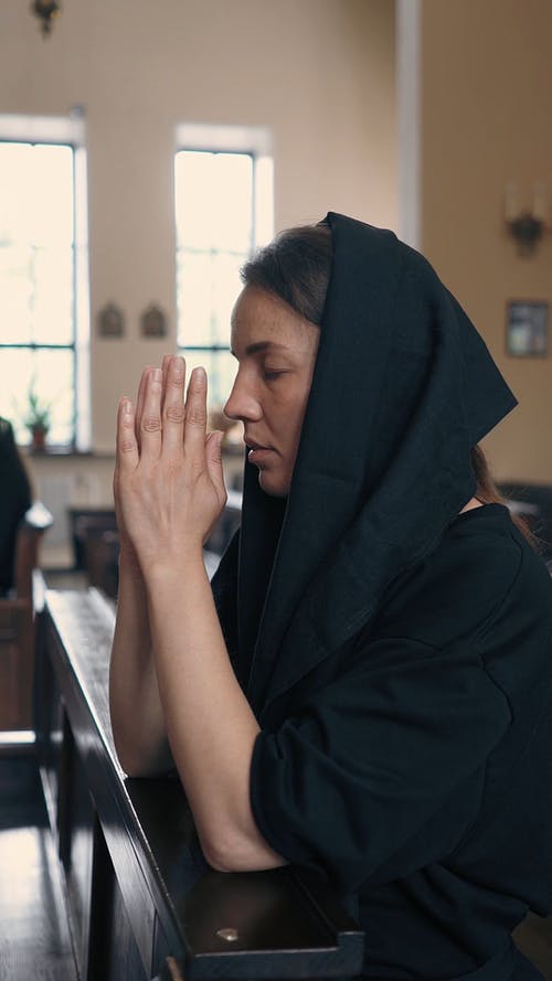 有关人, 坐, 垂直视频的免费素材视频