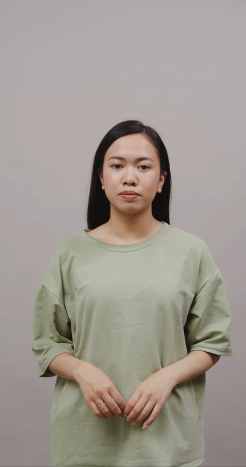 有关反应, 垂直视频, 女人的免费素材视频