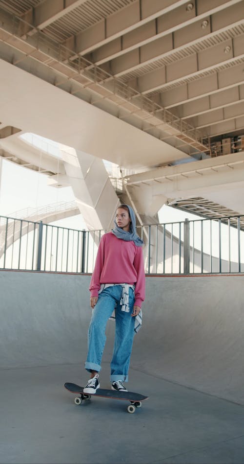 有关垂直视频, 女人, 滑板的免费素材视频