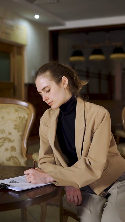 有关原子笔, 坐, 垂直视频的免费素材视频