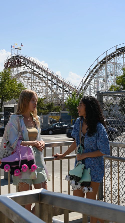 有关女性, 户外, 携带的免费素材视频