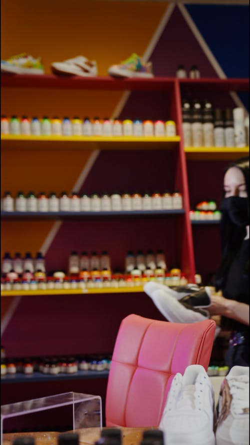 有关女人, 握住, 携带的免费素材视频