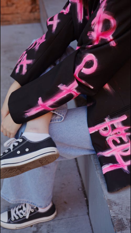 有关人, 坐, 垂直视频的免费素材视频