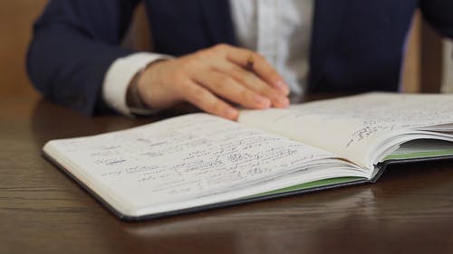 有关室内, 手, 手写的免费素材视频