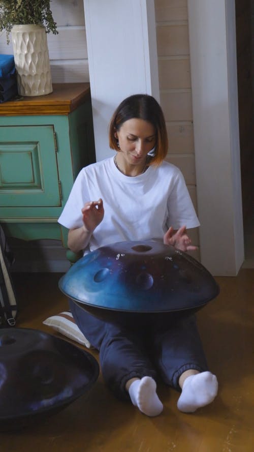 有关handpan, 垂直视频, 女人的免费素材视频