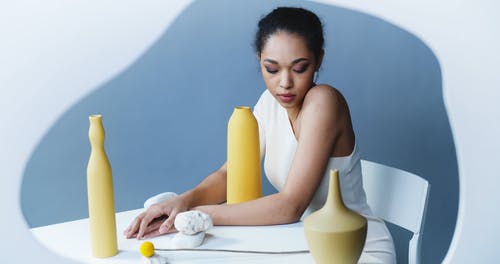 有关坐, 工作室拍摄, 有吸引力的免费素材视频