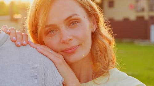 有关倾斜的头, 反对光明, 夏天的免费素材视频