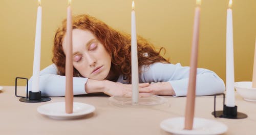 有关垂直视频, 手, 燃烧的蜡烛的免费素材视频