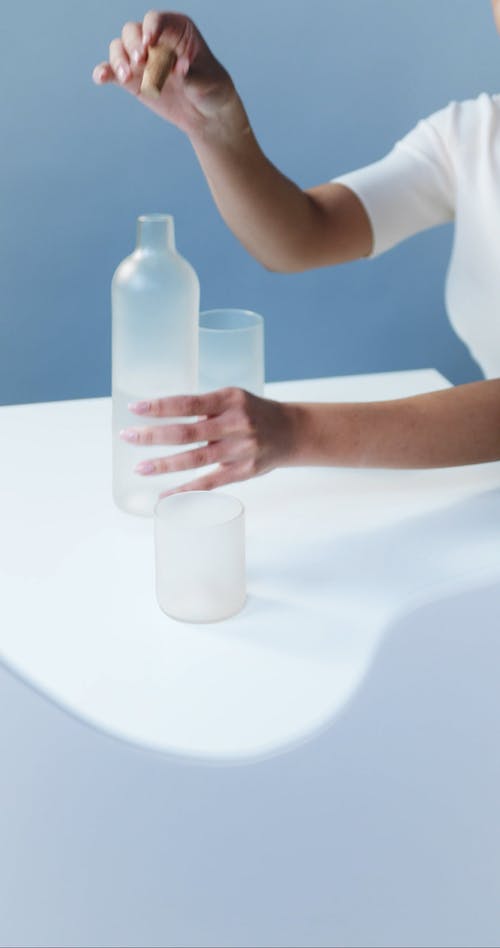 有关倾注, 喝, 垂直视频的免费素材视频