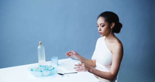 有关冰块, 女人, 工作室拍摄的免费素材视频