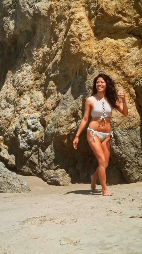 有关假期, 卷发, 咖啡色头发的女人的免费素材视频