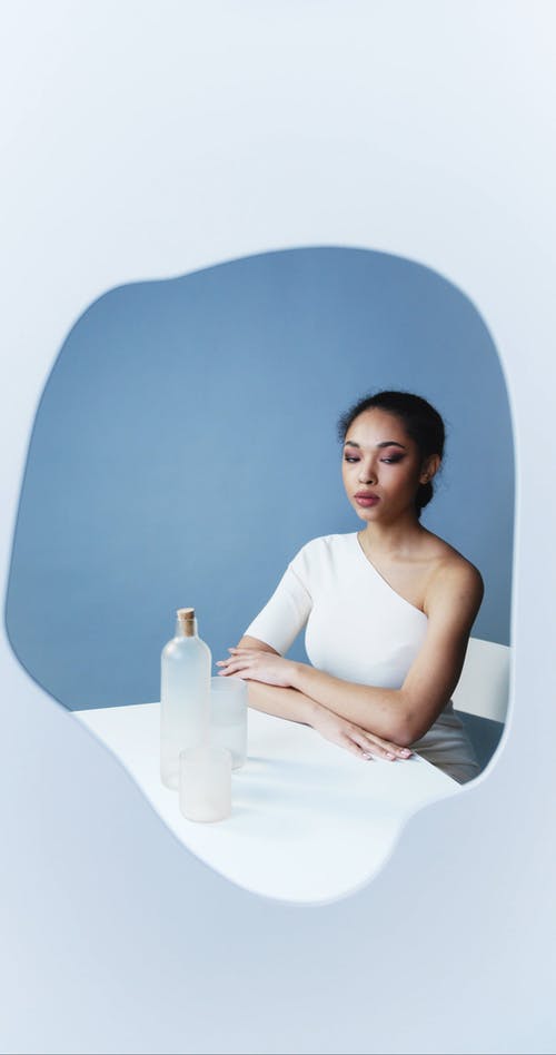 有关垂直视频, 工作室拍摄, 手的免费素材视频