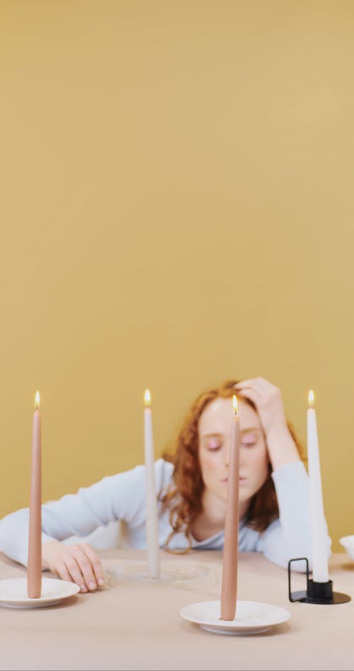 有关坐, 垂直视频, 女模的免费素材视频