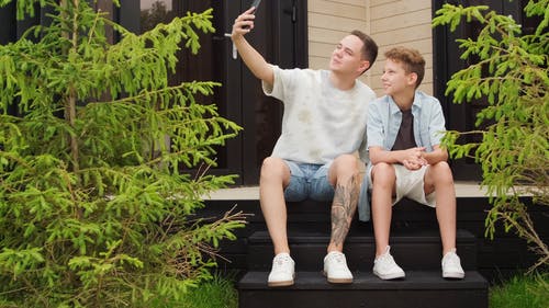 有关兄弟, 兄弟姐妹, 坐的免费素材视频