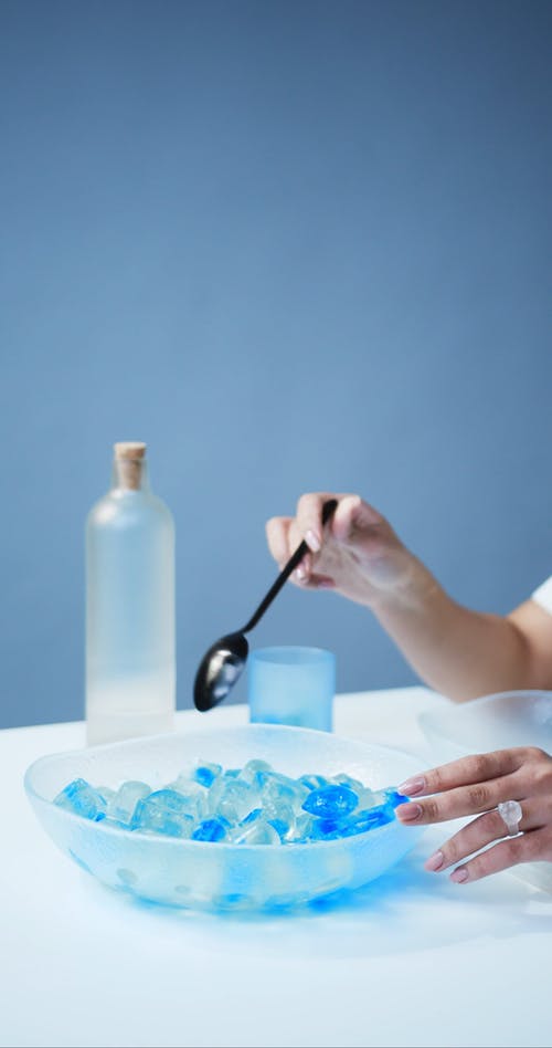 有关冰块, 垂直视频, 女人的免费素材视频