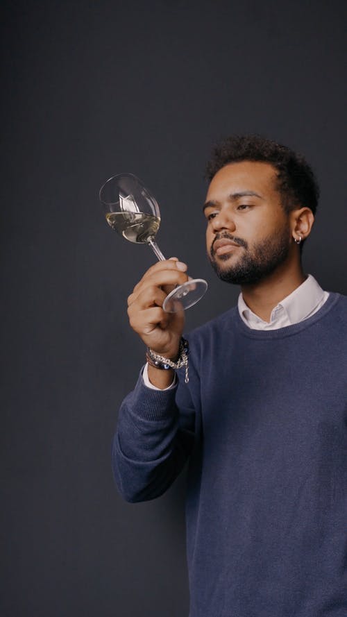 有关垂直视频, 握住, 红酒杯的免费素材视频