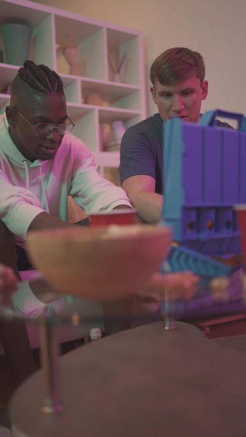 有关一起,在家,垂直视频的免费素材视频