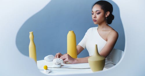 有关坐, 工作室拍摄, 有吸引力的免费素材视频