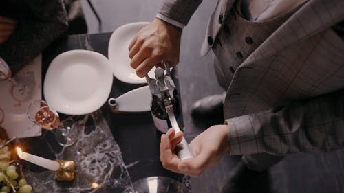 有关室内, 开瓶器, 从上面的免费素材视频