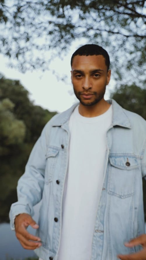 有关垂直视频, 户外, 握住的免费素材视频