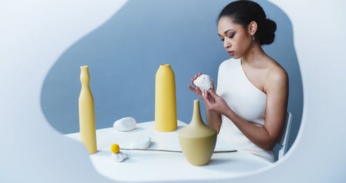 有关坐, 岩石, 工作室拍摄的免费素材视频