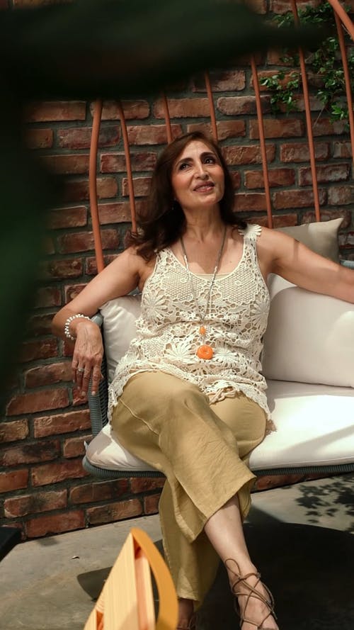 有关60岁以上的女人, 人, 坐的免费素材视频