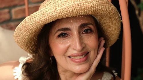 有关60岁以上的女人, 人, 帽子的免费素材视频