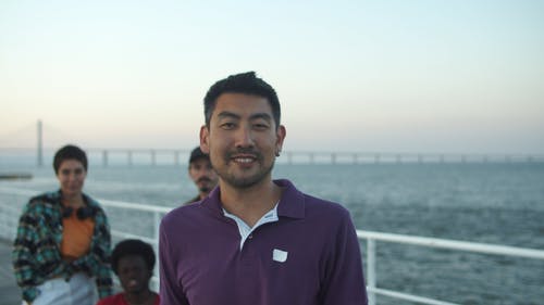 有关微笑, 模糊的背景, 看着相机的免费素材视频