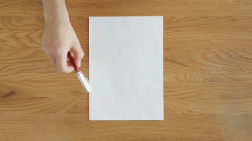 有关原子笔, 在桌子上, 手的免费素材视频